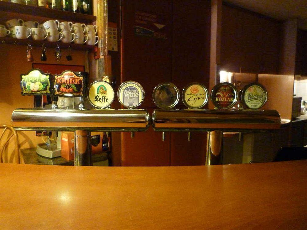 阿卡德莫斯 - 咖啡馆/酒吧和旅馆公寓 弗罗茨瓦夫 外观 照片