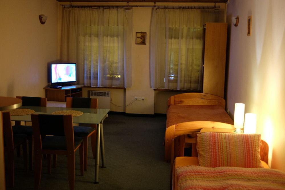 阿卡德莫斯 - 咖啡馆/酒吧和旅馆公寓 弗罗茨瓦夫 外观 照片