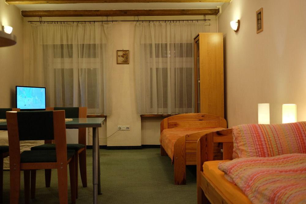 阿卡德莫斯 - 咖啡馆/酒吧和旅馆公寓 弗罗茨瓦夫 外观 照片